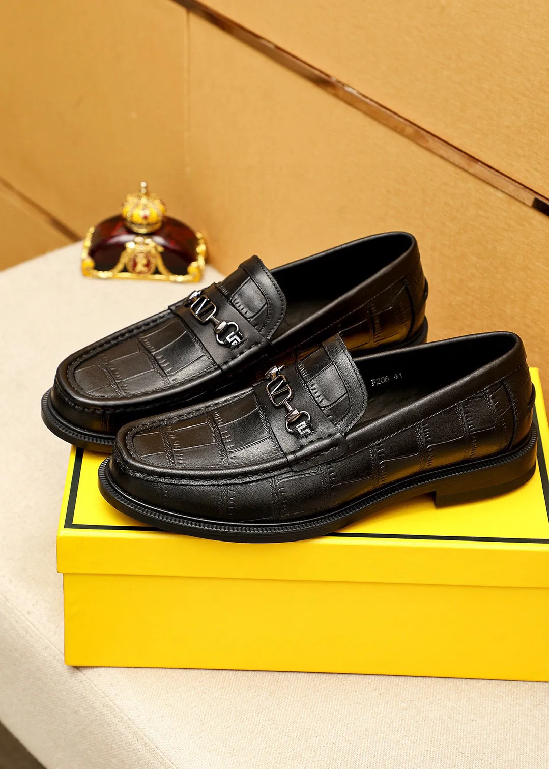 Men's shoes 💰460 💐 Product trademark: FENDI [Fendi] casual leather shoes Regular size: 38-44 (45🉑️customized) Product materials: Selected imported first-layer calfskin embossed upper + luxury hardware buckle, imported cow 🐂 lining. Strong three-dimensional visual effect, rubber outsole Color: 1⃣️color optional
